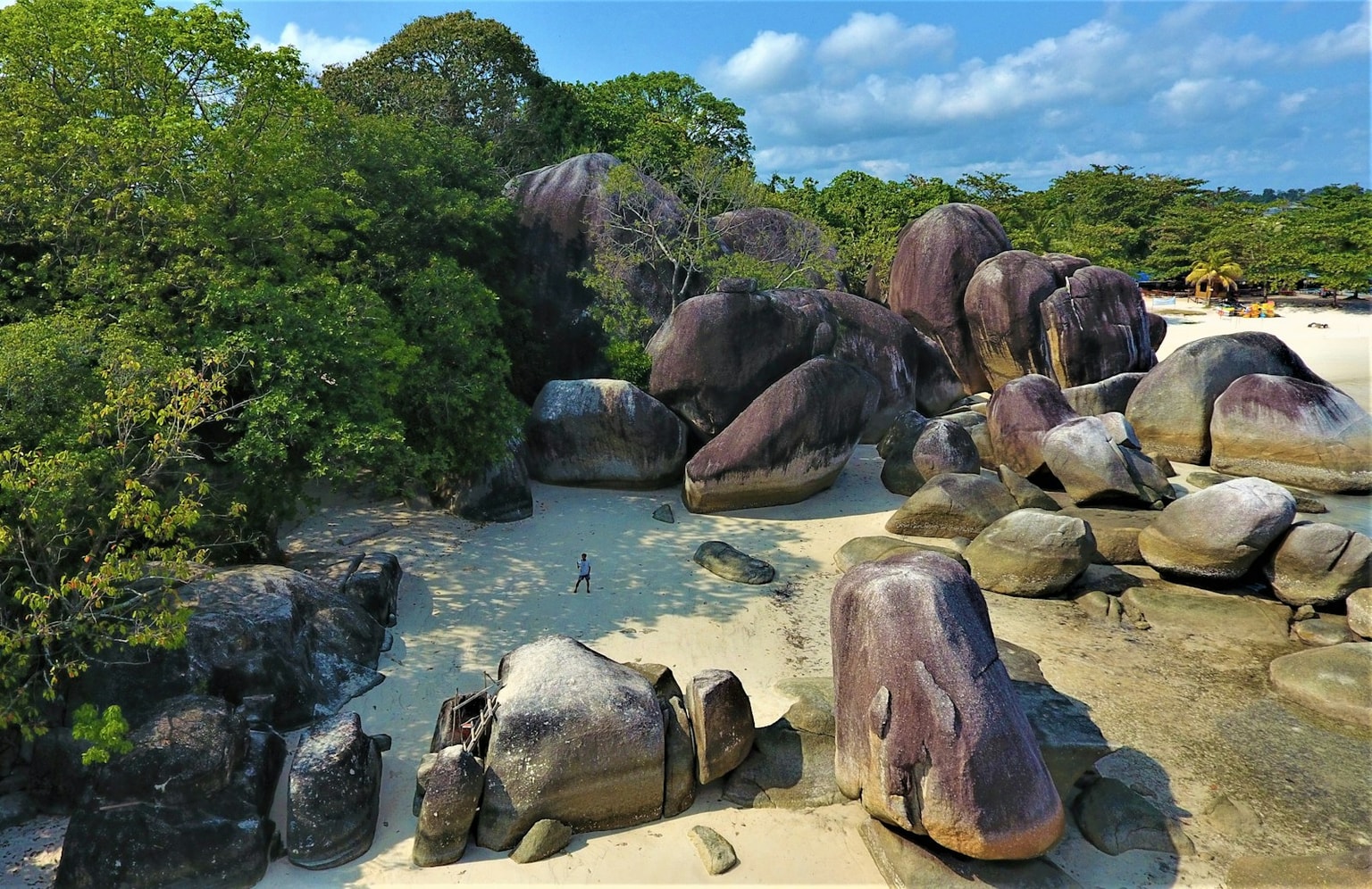 Kayak di Antara Batu Granit