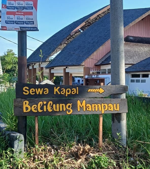 Papan nama lokasi Belitung Mampau Tour di Tanjung Kelayang